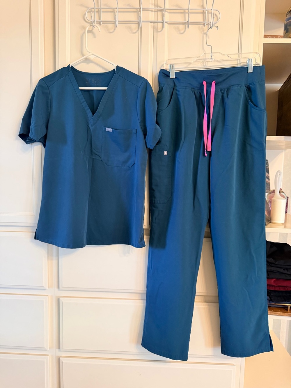 Figs women’s scrub set Katrina large top, Kade Large/Tall bottoms Caribbean Blue